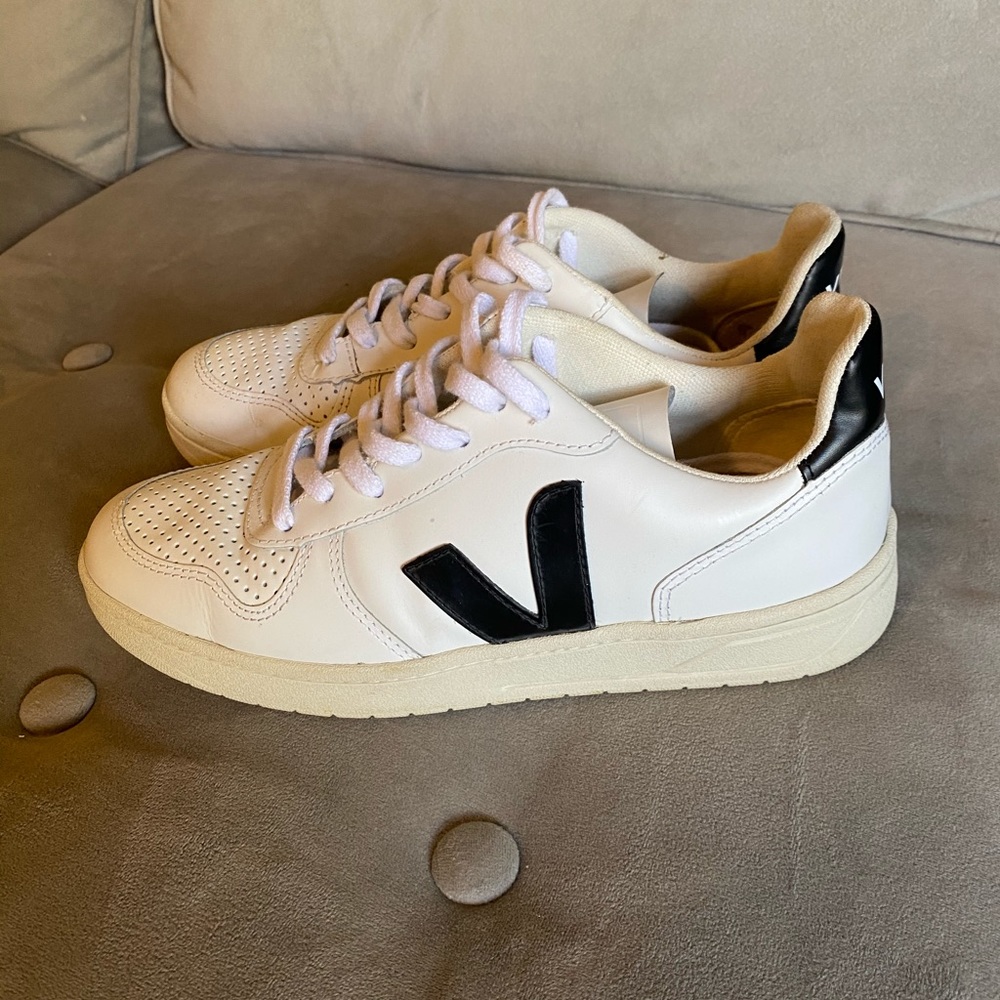 Like New - Women’s Veja V-10 Sneakers